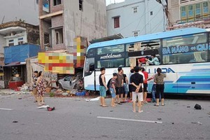 在現場，4座汽車和客車同在路旁民房門前被卡住。（圖源：VOV）