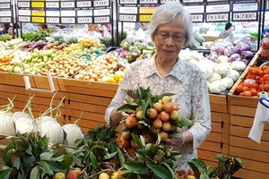 消費者在超市購買荔枝。（圖源：PV）