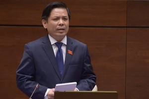 交通運輸部長阮文體在議事堂上回答國會代表的質問。（圖源：麗芝）