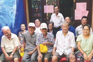 福建二府會館昨(5)日上午向各位福建高齡鄉親和孤寡長者贈送端午節肉粽。