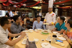 來自順德的4位名廚與銀庭大酒家的食客交流。