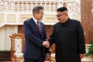 韓國政府5日在南北交流合作推進協議會會議上正式決定通過國際組織向朝鮮提供800萬美元援助。圖為韓國總統文在寅（左）與朝鮮最高領導人金正恩。（圖源：互聯網）