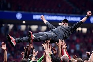 克洛普被球員拋高慶祝勝利。