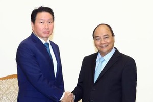 政府總理阮春福(右)接見韓國SK集團董事長崔泰源。（圖源：越通社）