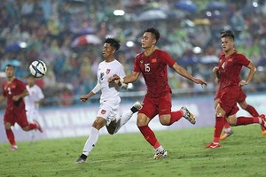 越南(紅衣)-緬甸比賽一瞥。（圖源：互聯網）