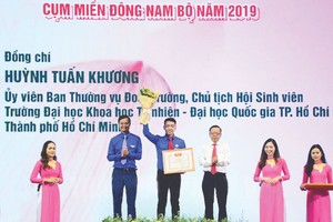 模範青年獲頒授胡志明共青團中央獎狀。（圖源：市黨部新聞網）
