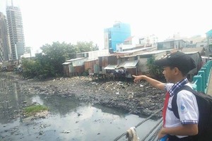 平盛郡第十二坊陵涌（穿心涌線），涌岸兩邊堆滿垃圾。（圖源：泰源）