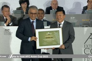 亞足聯主席薩爾曼向杜兆才頒發主辦證書。（圖源：互聯網）