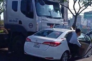 計程車被牽引車推行逾10米才停下來時，一名男乘客馬上打開車門逃出車外。（圖源：視頻截圖）