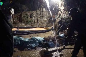 昨(8)日凌晨2時左右，意外的事竟然發生，天下一場大雨，水不斷湧入山洞，，因此為了確保安全，救援力量必須撤離。（圖源：VOV）