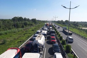 7 車連環相撞的交通事故導致高速公路上的上千輛車堵塞幾個小時。