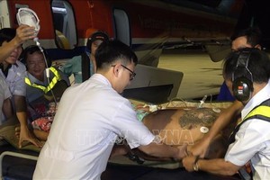 救護直升機趕赴事發海域展開救助，將遇險漁民安全送往陸地救治。（圖源：越通社）