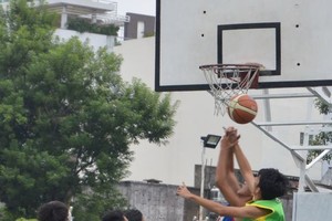 瑪麗‧居里隊(藍色)與明開隊比賽一瞥。