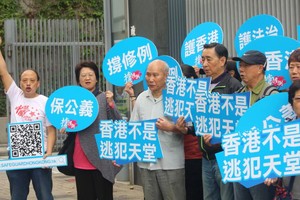 「萬眾同聲撐修例公義組」成員日前到政總外請願。（圖源：互聯網）