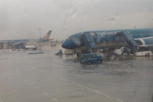 排水系統疏濬、改造項目進度停滯不前，導致新山一機場每逢 降雨就嚴重受淹。