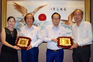 薄寮市市委書記潘如願及市人委會副主席黎紅秋分別向萬盛發集團代表張豐裕和陳明先生致送感謝書表示謝意。