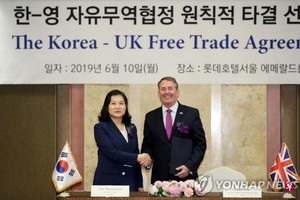  俞明希（左）和福克斯宣布韓英兩國自貿協定談判達成初步原則性協議。 （ 圖源：韓聯社）