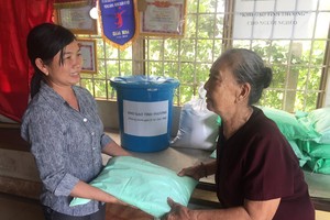 黃鶯給窮困柳大娘贈送大米。