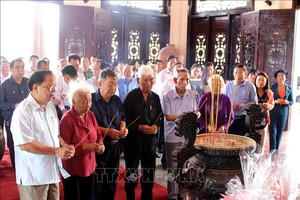 永隆省歷代領導、原領導在部長會議主席范雄紀念館上香緬懷。（圖源：越通社）