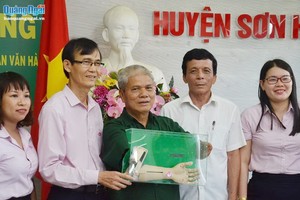 廣義省社會政策銀行代表向1/4重號榮軍潘文豪（中）贈送機械手臂。