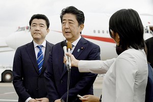 日本首相安倍晉三前往伊朗並在機場接受採訪。（圖源：共同社）