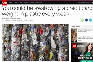 美國有線電視新聞網(CNN)12日援引澳大利亞紐卡斯爾大學一項新研究警告稱，全球人均每週攝入5克塑料，相當於一張信用卡的重量。（圖源：CNN報道截圖）