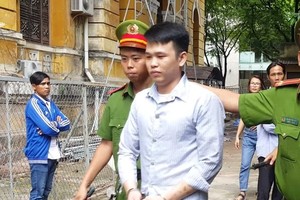 法院判刑後，法警把阮文懷靈押出法庭送往監獄服刑。（圖源：梅花）