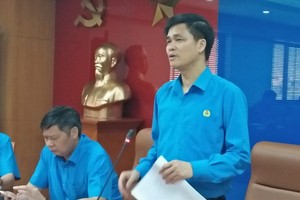 越南勞動總聯團副主席吳維曉（右）在新聞發佈會上發言。（圖源：TH）