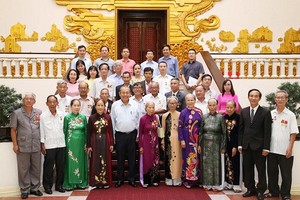 政府常務副總理張和平與（前左五）承天-順化省對革命有功者代表團合影留念。（圖源：黎山）