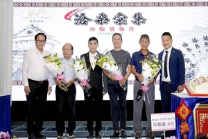 萬盛發集團代表張豐裕（左一）與麒麟（右一）於發佈會上向華人 “人民藝人”與“優秀藝人”獻花。