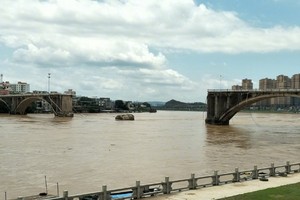 大橋中段垮塌。