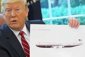 特朗普向記者展示設計圖。（圖源：互聯網）