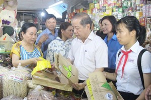 商販鼓勵顧客使用環保袋。