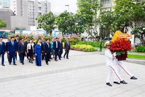 老撾首都萬象代表團與市委代表團前往胡志明主席塑像公園敬獻鮮花緬懷。（圖源：市黨部新聞網）