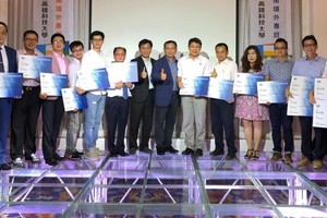 高雄科技大學副校長柯博昌頒發學生證給21位新生。