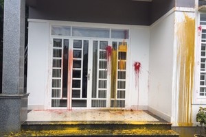 遭擲雜物、潑撒油漆的民房。（圖源：玉山）