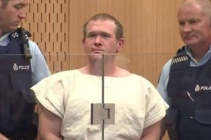 當地時間14日早上，新西蘭克賴斯特徹奇槍擊案嫌犯通過視頻出庭，面臨包括51項謀殺罪名在內的92項指控，他表示不認罪。（圖源：互聯網）