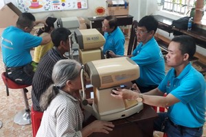 眼科醫生為高齡人檢驗眼疾。