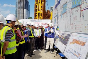 市越南祖國陣線委員會主席蘇氏碧珠率領代表團前往參觀視察地鐵1號線項目工地。