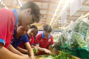 紅色鳳凰花志願者嘗試當超市人員。