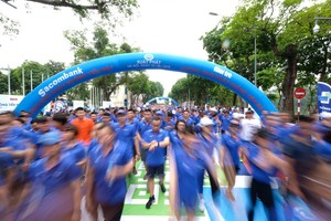 “六‧一六”無現金日越野賽跑壯觀的出發畫面。（圖源：南陳）