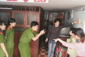 公安戰士親自上門為殘疾青年辦理身份證。