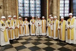 當地時間15日，慘遭大火肆虐整整2個月後，法國巴黎聖母院首度舉行彌撒，到場參加者均戴上安全帽。（圖源：AFP）