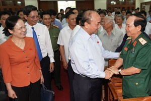 政府總理阮春福與海防市選民接觸。（圖源：光孝）