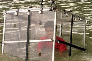 拉希里早前表演逃生魔術時的照片。 （圖源：《鏡報》）