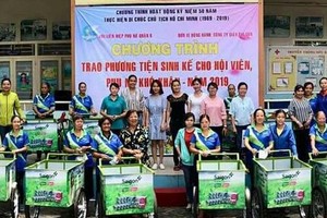 第六郡婦聯會向15名貧困婦女贈送謀生工具。