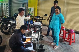 趙氏黃梅的車子在本月16日深夜爆胎，獲得救急隊幫忙修補。