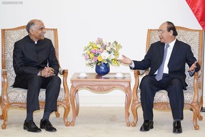 政府總理阮春福(右)接見值工作任期屆滿前來辭別的印度駐越南大使帕爾瓦塔納尼‧哈里什。（圖源：光孝）