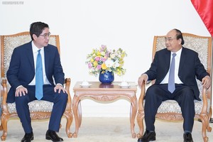 政府總理阮春福（右）接見菲律賓對越南最大的投資企業之一的JG頂峰集團總裁吳詩農。（圖源：VGP）