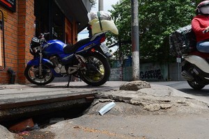 在富潤郡陳輝料街與阮仲選街交通樞紐，沙井蓋被崩塌和塞滿垃圾。